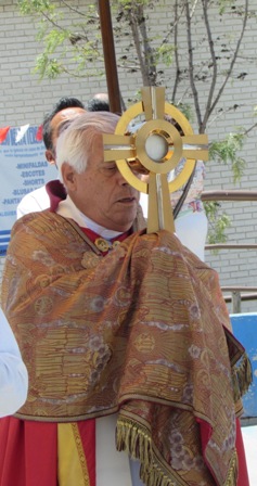El Arzobispo Don Rafael Romo en la procesión con el Santísimo Sacramento
