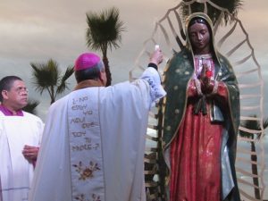 el-arzobispo-mons-francisco-moreno-barron-bendiciendo-la-imagen-de-la-virgen
