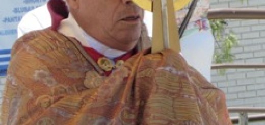 El Arzobispo Don Rafael Romo en la procesión con el Santísimo Sacramento